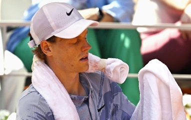 Sinner đeo thiết bị lạ trong buổi tập trước thềm Wimbledon 2026