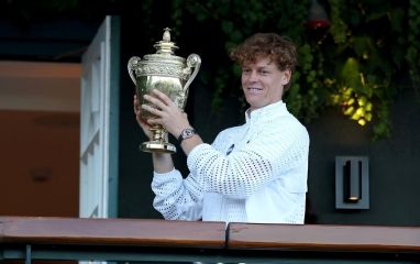 Sinner đếm tiền mỏi tay sau chức vô địch Wimbledon 2026