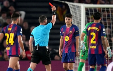 Xử ép Barca, trọng tài chính thức nhận đòn giáng mạnh từ UEFA