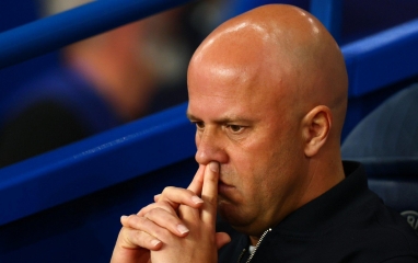 HLV Arne Slot báo thêm tin buồn trước thềm tái đấu PSG