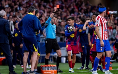 Tranh cãi dữ dội trong trận thua của Barca trước Atletico Madrid