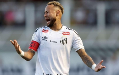 Neymar hành động đau lòng khi bị chính CĐV Santos chế giễu
