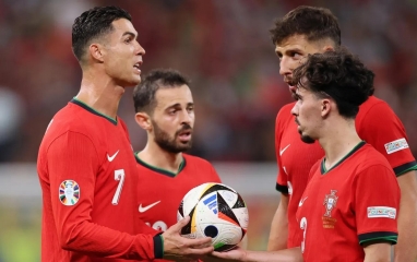 Ronaldo nhận hung tin từ 'nhạc trưởng' số 1 Bồ Đào Nha
