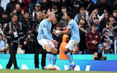 Man City gây áp lực lên Arsenal trong cuộc đua vô địch