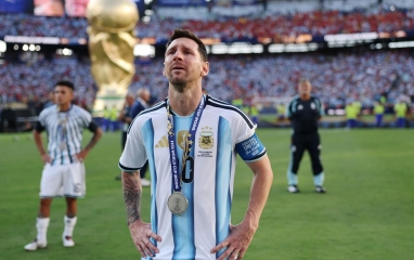 Messi khóc đẫm nước mắt trong ngày Argentina mất ngôi vương World Cup