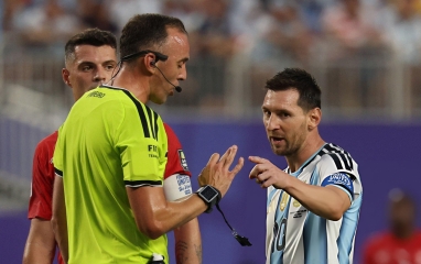 Trọng tài chính thức lên tiếng về sai lầm giúp Argentina hưởng lợi