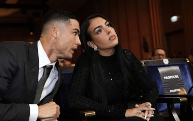 Vợ Ronaldo gây bão với thông điệp nhắm thẳng HLV Bồ Đào Nha
