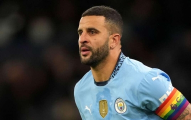 Walker bị fan Man City 'tế sống' khi đùa cợt về chuyện 115 cáo buộc