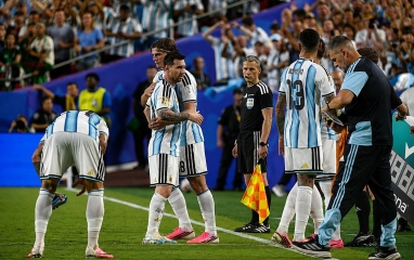 Hậu duệ Messi xuất hiện, khoảnh khắc chuyển giao khiến fan Argentina phấn khích