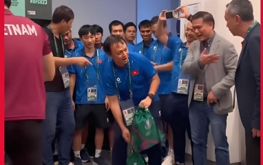 U23 Việt Nam phải nhận huy chương trong phòng thay đồ, CĐV ĐNÁ phẫn nộ