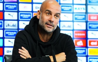Pep Guardiola đá xoáy đối thủ: 'Chi nhiều thì phải vô địch đi'