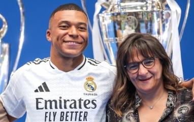 Mẹ Mbappe có lương cao hơn 7 cầu thủ Real Madrid