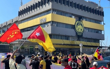 NÓNG: CĐV Malaysia đồng loạt biểu tình trước trụ sở FAM vì bê bối nhập tịch