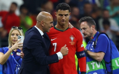Ronaldo vắng mặt, HLV Bồ Đào Nha nói thẳng về cột mốc 1000 bàn