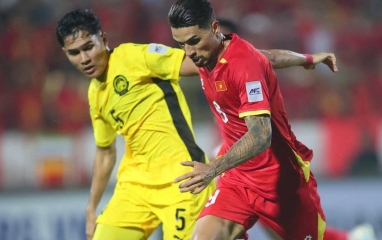 Hoàng Hên biến sao Malaysia thành 'gã học việc' giữa 3 vạn khán giả