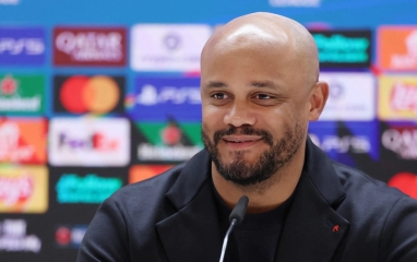 Đối đáp quá nghệ, HLV Bayern né cực khéo Vinicius và Mbappe