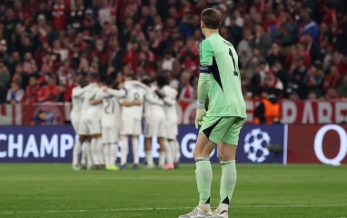Neuer chính thức lên tiếng về màn 'biếu quà' cho Real Madrid