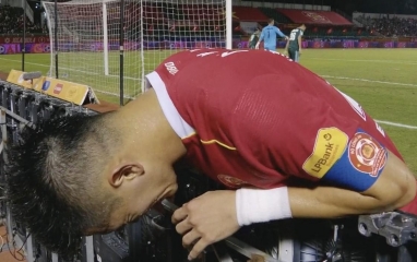 Bất ngờ một trung vệ Nam Định ghi bàn ngang với Tiến Linh