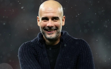 Pep Guardiola đáp trả cực gắt huyền thoại MU về màn ăn mừng của Man City