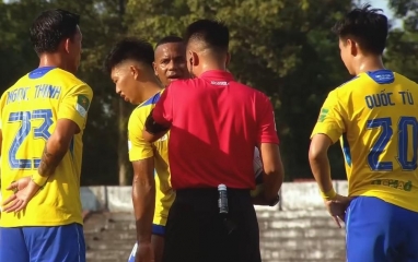 7 cầu thủ đội bóng Việt Nam bao vây trọng tài gây tranh cãi dữ dội