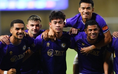 HLV Úc nói thẳng về trung vệ trẻ cao 1m83 đang gây sốt V.League
