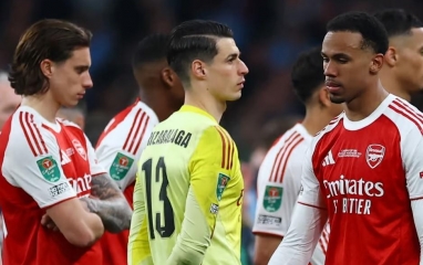 NÓNG: 2 sao Arsenal nguy cơ không có huy chương vô địch Ngoại hạng Anh