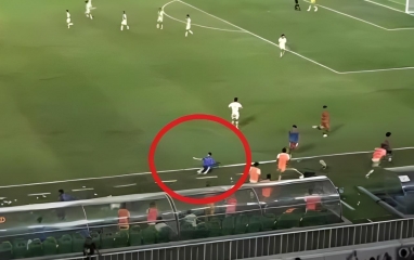 KHÔNG CÓ TRÊN TIVI: Trợ lý U19 Việt Nam bị cầu thủ Indonesia xô ngã gây phẫn nộ