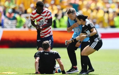 Cả World Cup sững sờ vì trọng tài phải uống nước dưa muối giữa trận