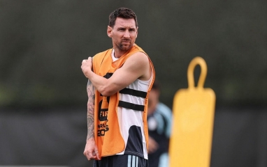 500 phóng viên đổ xô đến xem Messi làm điều này trước trận Anh vs Argentina