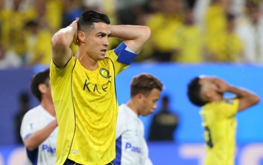 Bom tấn 150 triệu Euro nóng lên, Ronaldo sắp đón đối thủ cực gắt