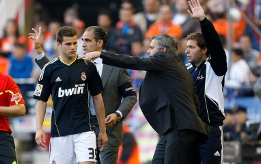 Một câu của huyền thoại Real Madrid khiến Mourinho gây bão