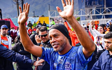 Ronaldinho gây sốt tại Italy, hàng nghìn người chờ điều đặc biệt