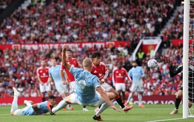 VAR bị yêu cầu xóa bỏ sau tranh cãi chấn động ở derby Manchester