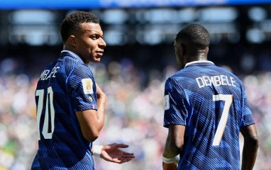 Phớt lờ Mbappe, Dembele chọn ngôi sao không dự World Cup giành Quả bóng Vàng
