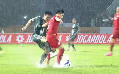 NÓNG: Ban kỷ luật VFF sẽ họp vụ Tấn Sinh đá thô bạo vào chân Đình Bắc