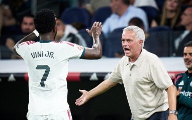 Vinicius mắc lỗi rồi nổi nóng, Mourinho lại nói câu khó tin