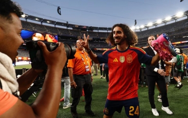 Vô địch World Cup, Cucurella lập tức bị nhắc 'trả bài' thử thách điên rồ