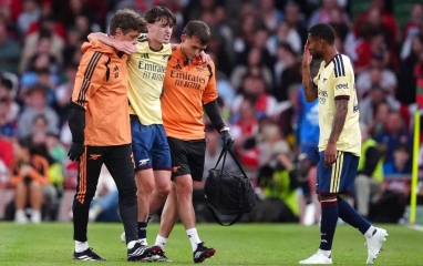 CĐV Arsenal đồng loạt nhắc đến “lời nguyền hậu vệ phải” sau cú sốc 9 phút,