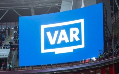 CHÍNH THỨC: UEFA 'cách mạng' VAR, trọng tài sắp được trao lại quyền lực