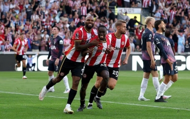 Tottenham thảm bại toàn tập trong ngày mở màn Premier League