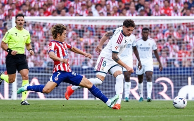 Mourinho mang 'bằng chứng thẻ đỏ' vào họp báo, nói thẳng điều bất thường ở derby Madrid