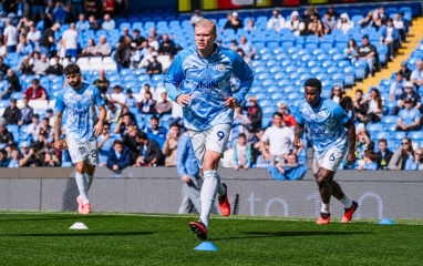 Huyền thoại MU: 'Vứt hết huy chương Premier League của Man City vào sọt rác đi'