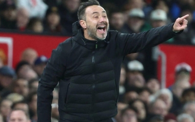 HLV Tottenham tuyên bố choáng sau trận hoà MU: 'Tôi đã hôn cậu ấy trong phòng thay đồ'