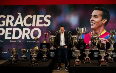 CHÍNH THỨC: Huyền thoại 3 lần vô địch C1 vừa giải nghệ, Barca lập tức trói chân “người kế bước”