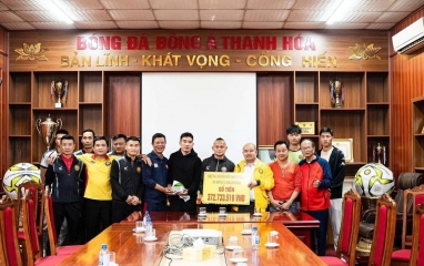 Doãn Ngọc Tân xúc động trước món quà đặc biệt từ CĐV Thanh Hóa