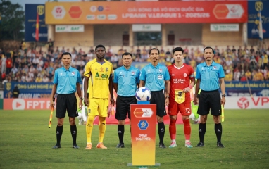 Vì sao các đội bóng V-League liên tục đòi trọng tài ngoại?
