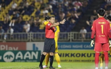 V.League mời trọng tài FIFA của Malaysia ngoại điều khiển loạt trận căng nhất