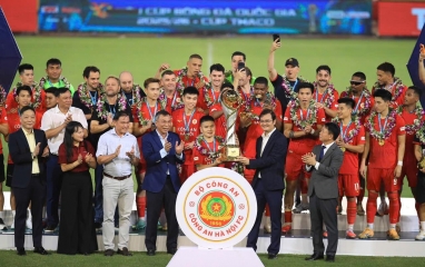 CAHN vô địch theo cách không tưởng, HLV Polking thốt lên điều đặc biệt