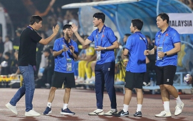 Vừa đến Thái Lan, trợ lý HLV Kim Sang Sik được vinh danh là huyền thoại