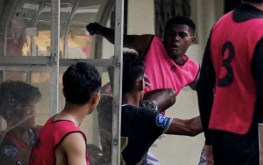 Thần đồng Indonesia xin lỗi sau khi đá đối phương như phim chưởng